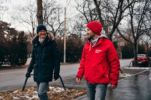 Jan Trionow (Drei) und Klaus Schwertner (Caritas
Wien) haben gemeinsam mit der Drei Community was bewegt.
