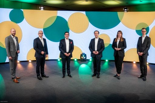 Vorschau Bild von v.l.: Harald Mießner, BMÖ Vorstand Ressort
Vertrieb, Michael Paterno, BMÖ Vorstand Ressort Insights, Marcel
Haraszti, Vorstand REWE International AG, Robert Nagele, BMÖ
Vorstand Ressort Immobilien, Elke Wilgmann, BMÖ Vorständin Ressort
Customer, Erich Szuchy, BMÖ Vorstand Category Management/Einkauf,
Bildcredit: REWE Group / Robert Harson