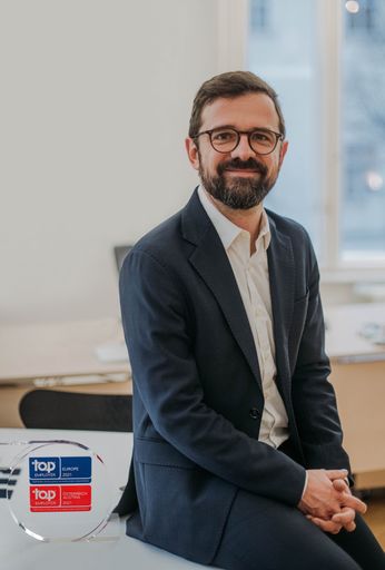 Vorschau Bild von Jochen Hiller, Geschäftsführer von BAT Austria mit
Top Employer Award 2021