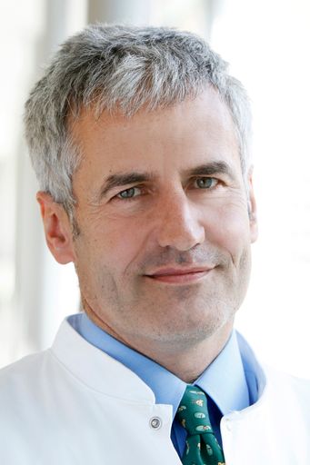 Vorschau Bild von Univ. Doz. Dr. Christian Wurnig, Vorstand der auf
Arthroskopie und Sportorthopädie spezialisierten I. Orthopädischen
Abt.