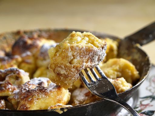 Vorschau Bild von APA-Comm analysierte die Beliebtheit heimischer
Süßspeisen auf der Social-Media-Plattform Instagram. Die Sachertorte
ist der Instagram-Star der österreichischen Mehlspeisen. Auf den
Plätzen zwei und drei landen mit Apfelstrudel und Kaiserschmarrn
zwei weitere Größen der heimischen Konditor- und Mehlspeisenkultur.