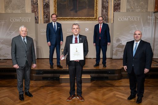 Verleihung „Golden Arrow 2021“, v.l.n.r.: Vaclav
Klaus (ehem. Staatspräsident der Tschechischen Republik), Alfred
Harl (Wirtschaftskammer Österreich), Otmar Kloiber (Generalsekretär
der World Medical Association), Thomas Szekeres (Präsident der
Österreichischen und Wiener Ärztekammer), David Ungar-Klein (Create
Connections). Fotocredit: Create Connections