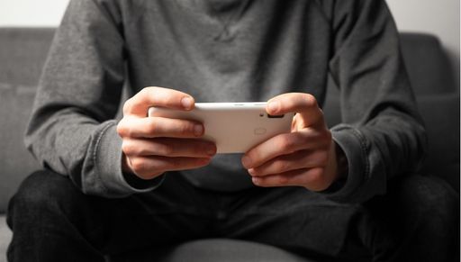 Vorschau Bild von Junge spielt auf dem Smartphone / Weiterer Text über ots und
www.presseportal.de/nr/152549 / Die Verwendung dieses Bildes ist für
redaktionelle Zwecke unter Beachtung ggf. genannter
Nutzungsbedingungen honorarfrei. Veröffentlichung bitte mit
Bildrechte-Hinweis.