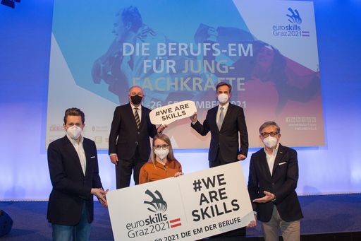 Josef Herk, EuroSkills 2021-Initiator und Präsident
der WKO Steiermark, verkündet gemeinsam mit Bürgermeister Siegfried
Nagl, Bundesministerin Margarete Schramböck, Landeshauptmann Hermann
Schützenhöfer und WKÖ Präsident Harald Mahrer das Datum für die
erstmalige Berufs-EM in Österreich: Die EuroSkills finden von 22.
bis 26. September am Gelände des Schwarzl Sees und im Messecongress
Graz statt.