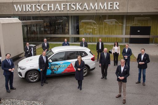 Vorschau Bild von WKÖ Präsident Harald Mahrer, WKÖ-Vizepräsident
Philipp Gady, WKO Steiermark Präsident Josef Herk, EuroSkills 2021
Geschäftsführerin Angelika Ledineg, Landeshauptmann Hermann
Schützenhöfer, EuroSkills 2021 Geschäftsführer Harald del Negro,
WorldSkills Europe Vizepräsident Stefan Praschl, Skills Austria Chef
Johannes Fraiss, WKO Steiermark Direktor Karl-Heinz Dernoscheg,
Bürgermeister Siegfried Nagl, SFG-Geschäftsführer Christoph Ludwig
und Messe-Präsident Armin Egger.
