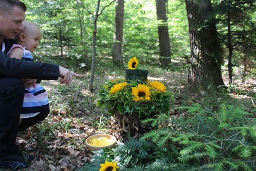  Vater und Tochter bei einer Baumbestattung im "Wald
der Ewigkeit" (Symbolbild)