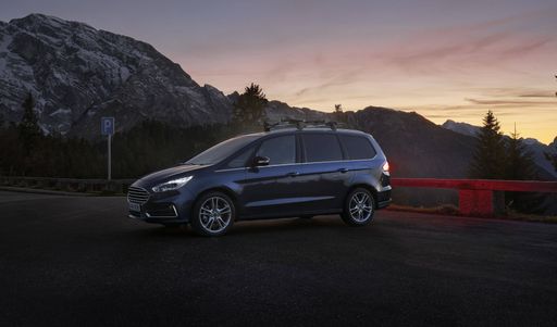 Ford hat erstmals auch eine Vollhybrid-Variante der 7-sitzigen
Großraum-Limousine Galaxy ins Programm genommen: Der Galaxy
Vollhybrid teilt sich die Antriebs-Architektur mit dem S-MAX
Vollhybrid. Auch der geräumige Galaxy Vollhybrid bietet weiterhin
die volle Praktikabilität ohne Einschränkung. Die Passagiere der
ersten und zweiten Sitzreihe kommen in den Genuss von mehr als einem
Meter Kopf-Freiheit. Das maximale Laderaum-Volumen beträgt 2.339
Liter hinter der ersten Sitzreihe und 300 Liter bei Nutzung aller
sieben Sitzplätze. / Weiterer Text über ots und
www.presseportal.de/nr/143363 / Die Verwendung dieses Bildes ist für
redaktionelle Zwecke unter Beachtung ggf. genannter
Nutzungsbedingungen honorarfrei. Veröffentlichung bitte mit
Bildrechte-Hinweis.