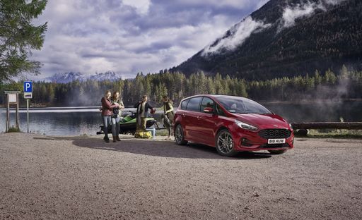 Vorschau Bild von Der Ford S-MAX, ein Sportvan mit bis zu sieben Sitzplätzen, und
die Großraum-Limousine Ford Galaxy sind erstmals auch als
Vollhybrid-Versionen verfügbar und können ab sofort bestellt werden.
Den Antrieb der ersten elektrifizierten Variante dieser Baureihen
übernehmen ein 2,5-Liter-Vierzylinder-Duratec-Benzinmotor (Atkinson)
und ein Elektromotor. Die Systemleistung beträgt 140 kW (190 PS).
Als Energiespeicher dient eine flüssigkeitsgekühlte 1,1
kWh-Lithium-Ionen-Batterie mit 60 Zellen. Die beiden
Vollhybrid-Versionen können rein batterie-elektrisch oder im
kombinierten benzin-elektrischen Modus gefahren werden. / Weiterer
Text über ots und www.presseportal.de/nr/143363 / Die Verwendung
dieses Bildes ist für redaktionelle Zwecke unter Beachtung ggf.
genannter Nutzungsbedingungen honorarfrei. Veröffentlichung bitte
mit Bildrechte-Hinweis.