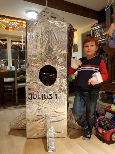 Mit den Homeschooling-Hilfen von Robo Wunderkind hat Julius in
der Themenwoche zum Solarsystem ein Raumschiff gebastelt /
Bildungs-Unternehmen unterstützt mehr als 5000 Familien mit
naturwissenschaftlichen Aktivitäten für zu Hause / Weiterer Text
über ots und www.presseportal.de/nr/145742 / Die Verwendung dieses
Bildes ist für redaktionelle Zwecke unter Beachtung ggf. genannter
Nutzungsbedingungen honorarfrei. Veröffentlichung bitte mit
Bildrechte-Hinweis.