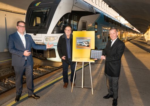 Vorschau Bild von Stefan Nemeth, MBA, Leitung Produktmanagement und E-Business
Filialen der Österreichischen Post AG, Peter Sinawehl, Co-Gestalter
der Sondermarke, Dr. Erich Forster, Geschäftsführer der WESTbahn
Management GmbH und Alleinvorstand der Rail Holding AG