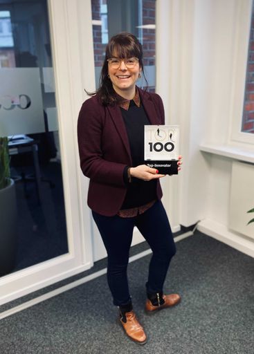 Désirée Mettraux, CEO des Lübecker Unternehmens OCC, zeigt den
Top100-Award. OCC gehört zu den 100 innovativsten Mittelständlern in
Deutschland / Weiterer Text über ots und
www.presseportal.de/nr/140927 / Die Verwendung dieses Bildes ist für
redaktionelle Zwecke unter Beachtung ggf. genannter
Nutzungsbedingungen honorarfrei. Veröffentlichung bitte mit
Bildrechte-Hinweis.