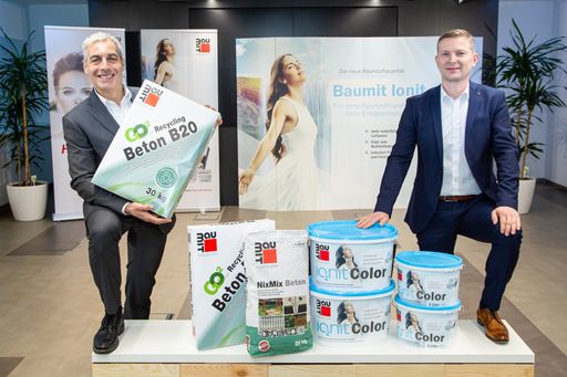 Vorschau Bild von Baumit startet mit Innovationen in die Bausaison
2021, von links: Mag. Georg Bursik, Geschäftsführer Baumit GmbH,
Rudolf Ofenschiessl, Vertriebsleiter Baumit GmbH.