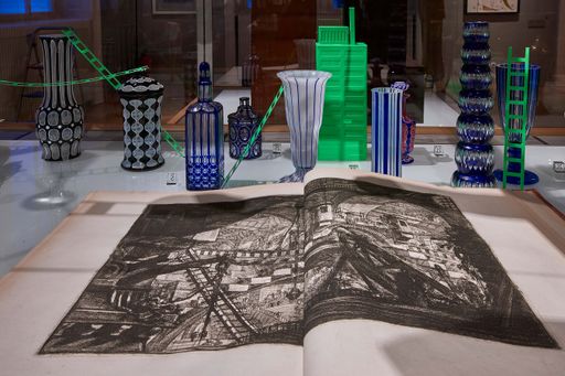 Vorschau Bild von MAK-Ausstellungsansicht, 2020, "FRECH UND FREI! Die
Invasion verborgener Objekte", MAK-Schausammlung Wien 1900,
Intervention: nah an Utopia Objekt im Vordergrund: Giovanni Battista
Piranesi und Francesco Piranesi, Carceri d’Invenzione, Paris, 1800