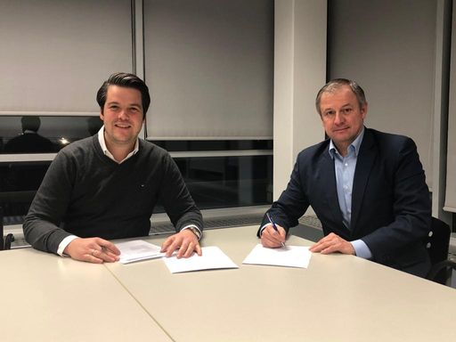 Thomas Scheriau, ELK Geschäftsführer (links) und Dr. Diego
Freydl, H 2.0 Fertighaus GmbH Geschäftsführer (rechts) bei
Vertragsunterzeichnung