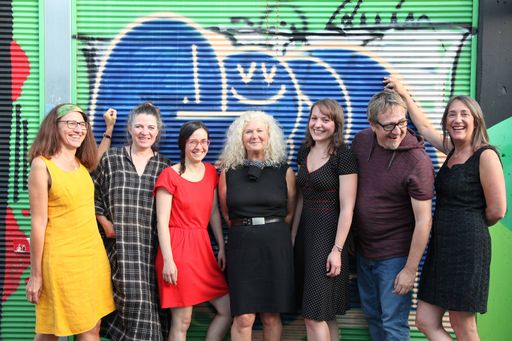  Das Team der Smart Austria Genossenschaft. Leitungsteam:
Geschäftsführerin Sabine Kock (Mitte), Geschäftsführerin Angela
Vadori (3. v. l.) und Prokuristin Lisa Pointner (5. v. l.)
