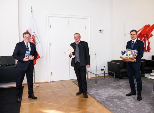 https://www.apa-fotoservice.at/galerie/24574 Landeshauptmann Günther Platter und Josef
Margreiter, Geschäftsführer der Lebensraum Tirol Holding gratulieren
dem Gewinner Bio-Pionier Heinz Gstir.