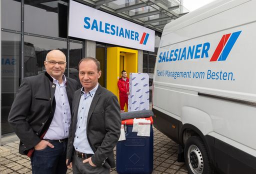 Oliver Sonntag und Markus Fleischanderl vor der
Vertriebsniederlassung in Feldkirch, Egetenweg 50. Vom neueröffneten
Standort aus können die Kunden in Vorarlberg künftig noch flexibler
betreut werden.