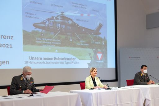 FBM Tanner PK Beschaffungen am 12 02 2021 im BMLV -
von links: GenStbCh Robert Brieger, BM Klaudia Tanner, Generalmajor
Bruno Hofmeister