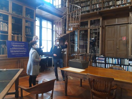 Die Fremdenführer gestalten mehrere virtuelle Beiträge im MAK,
hier in dessen Bibliothek