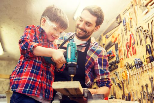idealo Österreich; Vater und Sohn beim Handwerken zuhause; Trend
zur Optimierung der Wohnungsverhältnisse ausgelöst durch die Effekte
und Nachwirkungen von Corona; Handlungsort Österreich / Dieses Bild
wurde von idealo Österreich zur öffentlichen Nutzung in PR- und
Digitalmedien gekauft und kann somit von jedem genutzt werden / Die
Verwendung dieses Bildes ist für redaktionelle Zwecke unter
Beachtung ggf. genannter Nutzungsbedingungen honorarfrei.
Veröffentlichung bitte mit Bildrechte-Hinweis.