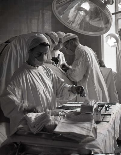 Operationssaal in der Semmelweis-Klinik (9.6.1947)