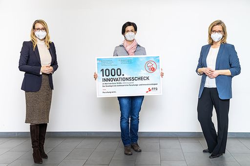 Kathrin Zettel, Skiweltmeisterin und
Gesellschafterin der Blue Power GmbH, Klimaschutzministerin
Gewessler und Wirtschaftsministerin Schramböck ermutigen mit
Forscher*innengeist an neuen Innovationen zu arbeiten. "Mit dem
Innovationsscheck ist uns der Einstieg in die Welt von Forschung und
Entwicklung gelungen und der Erfolg gibt uns recht“, so Zettel.