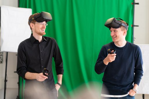 Thomas Layer-Wagner, Polycular, und Hannes Aichmayr,
Projektleiter EdTech Austria, erproben Virtual Reality-Anwendungen
des EdTech-Pionierunternehmens Polycular.