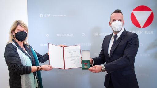 Vorschau Bild von Verleihung an Robert Kratky durch FBM Tanner am 22
02 2021 im BMLV