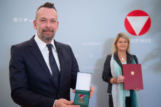 Vorschau Bild von Verleihung an Robert Kratky durch FBM Tanner am 22
02 2021 im BMLV