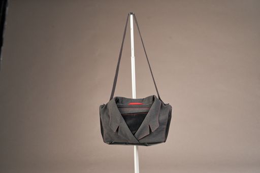 Modisch und nachhaltig: Aus alter Dienstkleidung entstehen
kunstvolle Taschen der Reihe inForm, Kooperation von Wiener
Stadthalle und gabarage upcycling design