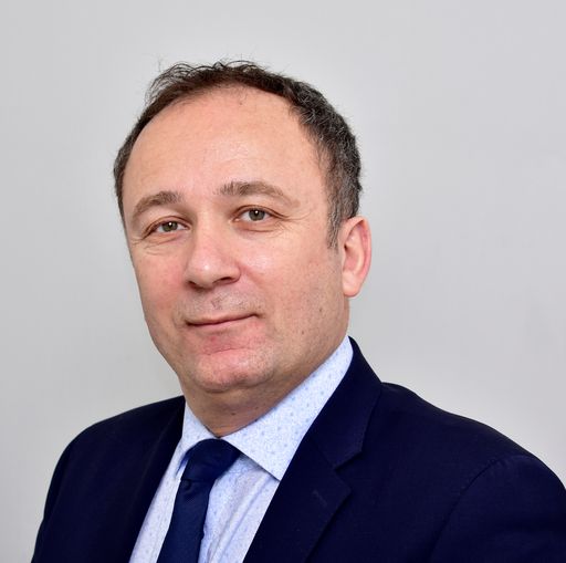 Portraitfoto Roman Kuch Roman Kuch übernimmt als
Regional Manager die Führung bei VMG Wien/Niederösterreich inklusive
der Leitung des Bereichs Construction/Real Estate