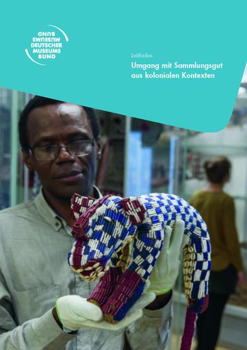 Provenienzforscher Nzdodo Awono mit einer Leopardenfigur aus
Kamerun / Weiterer Text über ots und www.presseportal.de/nr/108829 /
Die Verwendung dieses Bildes ist für redaktionelle Zwecke unter
Beachtung ggf. genannter Nutzungsbedingungen honorarfrei.
Veröffentlichung bitte mit Bildrechte-Hinweis.