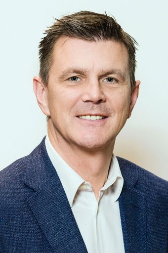 „Unser Team kann nur dann Talente und Fähigkeiten
im vollen Ausmaß einbringen, wenn es gut informiert und einbezogen
wird.“, berichtet Wolfgang Trebos, Leitung Merkur Vertrieb, zur
Einführung der Mitarbeiter-App Merkur Now.