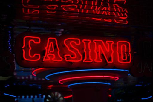 Rot leuchtendes Casino Logo an der Wand / Weiterer Text über ots
und www.presseportal.de/nr/152549 / Die Verwendung dieses Bildes ist
für redaktionelle Zwecke unter Beachtung ggf. genannter
Nutzungsbedingungen honorarfrei. Veröffentlichung bitte mit
Bildrechte-Hinweis.
