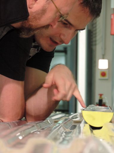 Ludovic Ferrière (hinten) bei der Inspektion des
untersuchten Bohrkerns in Bremen, Deutschland