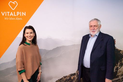 Theresa Haid, GF Vitalpin mit Dr. Franz Fischler,
Vorsitzender der Jury und ehemaliger EU-Kommissar.