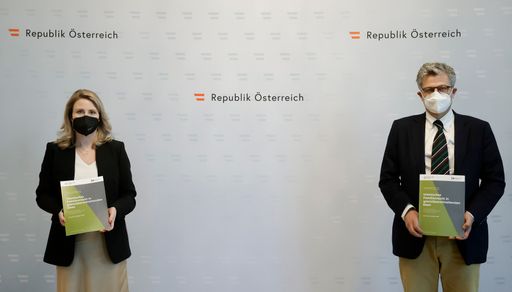 Integrationsministerin Susanne Raab und Universitätsprofessor
Ebrahim Afsah präsentieren neue Informationsbroschüre „Islamisches
Familienrecht in grenzüberschreitenden Ehen“ .