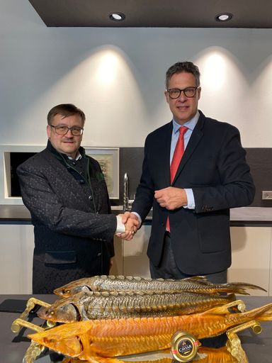  Geschäftsführer Korytowski stellt den neuen
Vertriebsdirektor Aigner in der Wiener Showküche YOUR Kitchen vor.