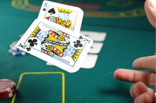 Spieler wirft Pokerkarten auf den Pokertisch / Weiterer Text über
ots und www.presseportal.de/nr/152549 / Die Verwendung dieses Bildes
ist für redaktionelle Zwecke unter Beachtung ggf. genannter
Nutzungsbedingungen honorarfrei. Veröffentlichung bitte mit
Bildrechte-Hinweis.