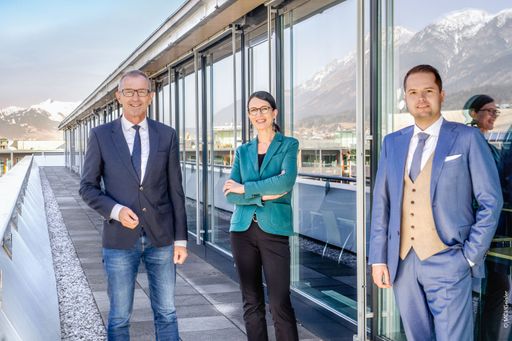 Von links nach rechts: MCI Rektor Andreas Altmann,
Leiterin der Executive Education am MCI Susanne E. Herzog und
akademischer Leiter des Master of Laws Lukas Staffler. ©MCI_Geisler