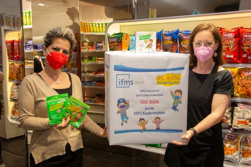 Übergabe der FFP2 Kinder- und Jugendmasken durch
Dr. Anny Barkhordarian (Managing Director IFMS med) und Barbara Hahn
( Pflegedirektorin im St. Anna Kinderspital)