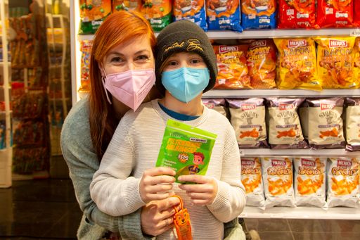 Vorschau Bild von Adriana Zartl mit Sohn Luca