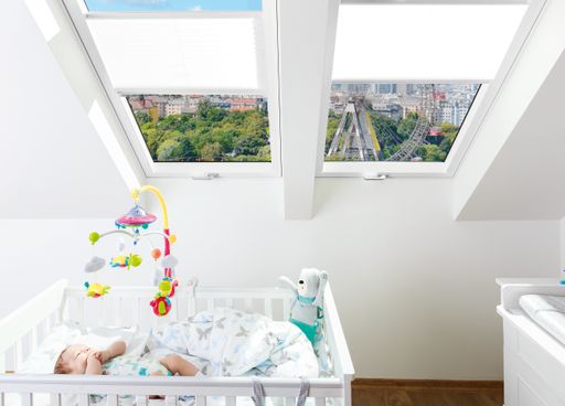 Das neue Klapp-Schwingfenster FPT MAX R3 mit einem
Schallschutzwert von 42 dB schützt vor Lärm und erhöht den
Wohnkomfort.