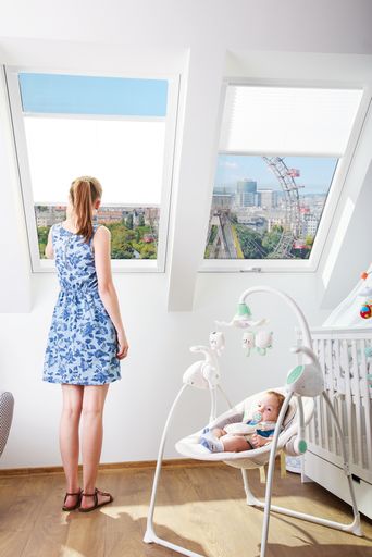 Vorschau Bild von Das neue Klapp-Schwingfenster FPT MAX R3 mit einem
Schallschutzwert von 42 dB schützt vor Lärm und erhöht den
Wohnkomfort.