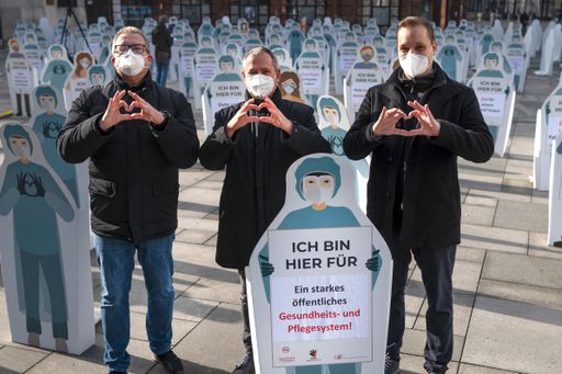 Reinhard Waldhör (Vorsitzender der
GÖD-Gesundheitsgewerkschaft), Wolfgang Weismüller (Vizepräsident und
Obmann der Kurie angestellte Ärzte der Ärztekammer für Wien) und
Edgar Martin (Vorsitzender der younion _ Die Daseinsgewerkschaft
Hauptgruppe II) fordern "mehr Menschlichkeit und Herz" im Wiener
Gesundheitssystem.