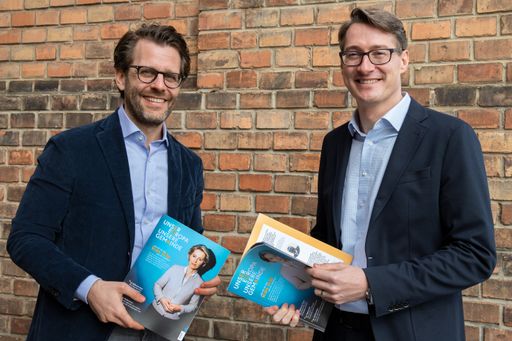 Vorschau Bild von Markus Graf und Martin Fleischhacker (v.l.n.r.) mit
der esrten Ausgabe "Unsere Europa. Unsere Gemeinde."