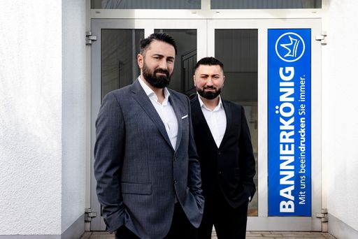 Management der BANNERKÖNIG GmbH - Selcuk und Serkan Günes - Vor
dem Haupteingang am Hauptsitz in Gelsenkirchen. / Weiterer Text über
ots und www.presseportal.de/nr/125472 / Die Verwendung dieses Bildes
ist für redaktionelle Zwecke unter Beachtung ggf. genannter
Nutzungsbedingungen honorarfrei. Veröffentlichung bitte mit
Bildrechte-Hinweis.