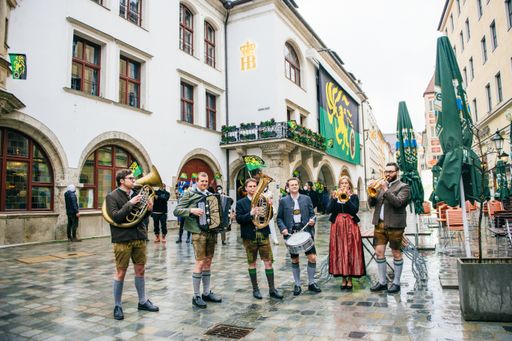 Das vom Königreich Zamunda beflaggte Hofbräuhaus in München
feiert den Start von Der Prinz aus Zamunda 2 bei Amazon Prime Video.
/ Weiterer Text über ots und www.presseportal.de/nr/8337 / Die
Verwendung dieses Bildes ist für redaktionelle Zwecke unter
Beachtung ggf. genannter Nutzungsbedingungen honorarfrei.
Veröffentlichung bitte mit Bildrechte-Hinweis.