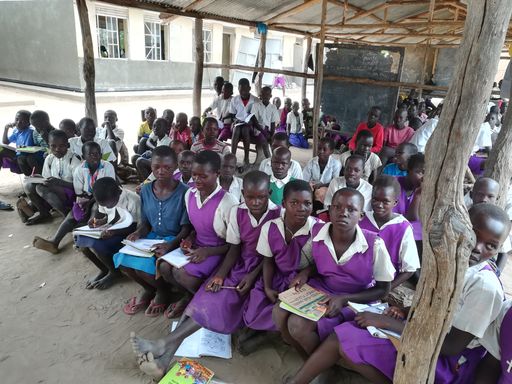 Mädchen im Flüchtlingscamp in Uganda, gehen in die
Schule