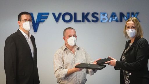 Bild v.l.n.r.: IT-Servicemanager Andreas Glöckl (VB
Wien), Vereinsobmann Peter Bernscherer (PCs für alle),
Nachhaltigkeitsmanagerin Monika Bäumel (VB Wien)